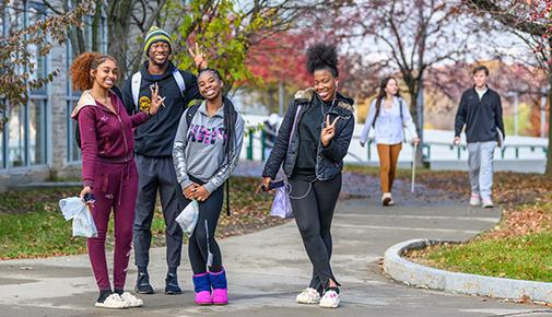 学生s outside on campus in the fall