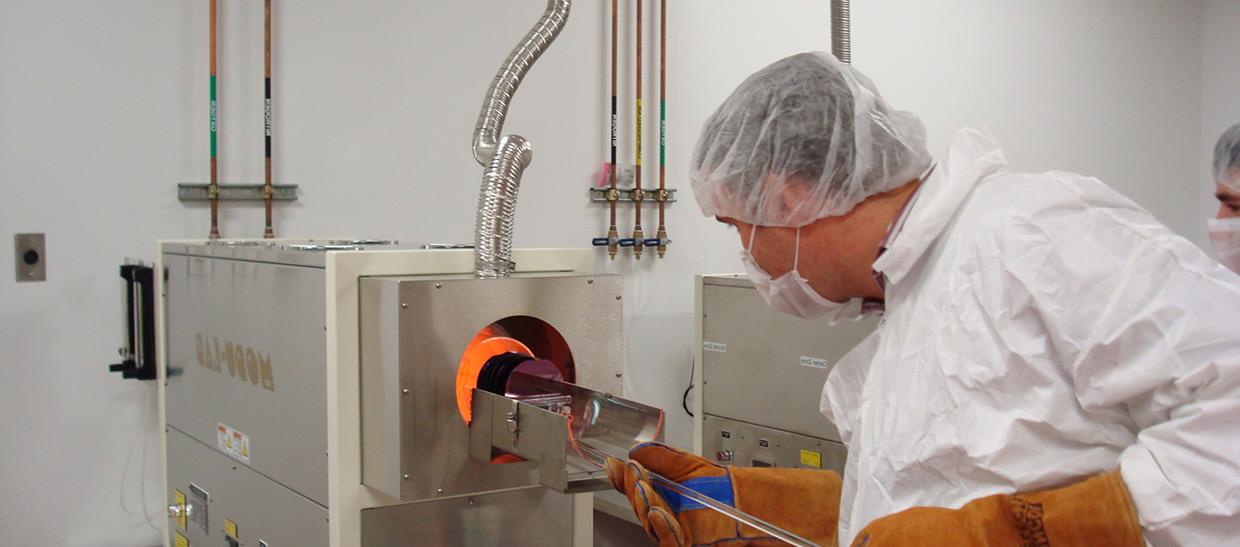 学生 working in a semiconductor lab