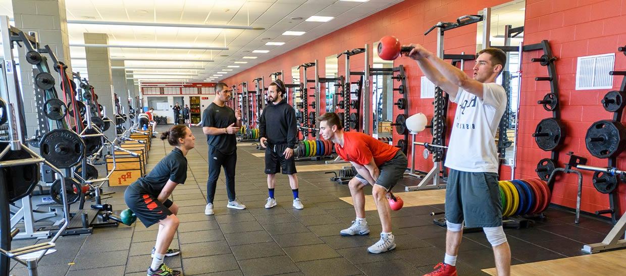 学生s training with an instructor in a gym