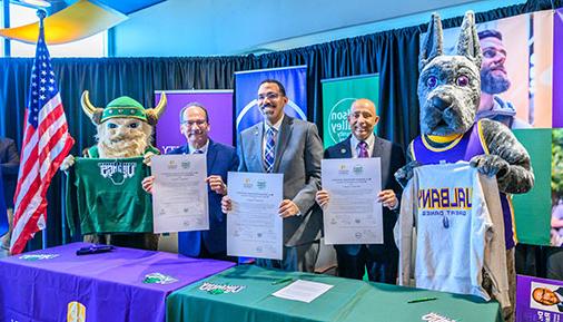 HVCC主席Roger Ramsammy, 纽约州立大学校长约翰·金说,University at Albany President Havidán Rodríguez pose with Damien the Great Dane and Victor the Viking mascots